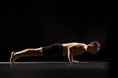 Yoga konumda ayakta adam
