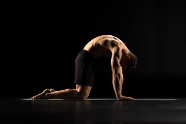 Yoga konumda ayakta adam