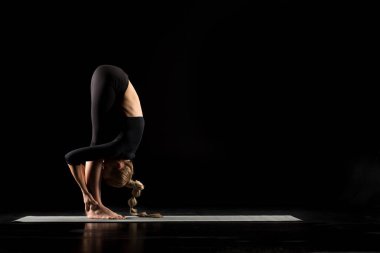 Yoga konumda duran kadın