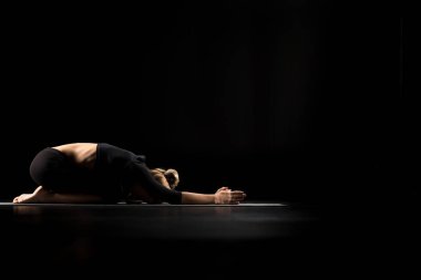 Yoga pozisyonda oturan kadın