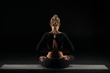 Yoga pozisyonda oturan kadın