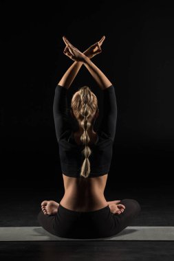 kadın oturuyor ve meditasyon 