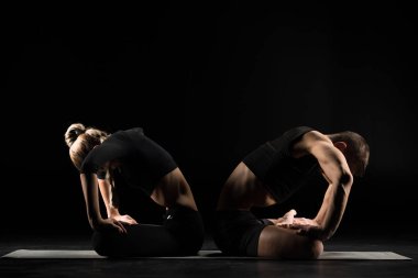 Yoga yapan çift