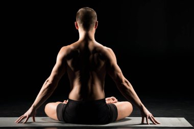 Lotus pozisyonda oturan adam 