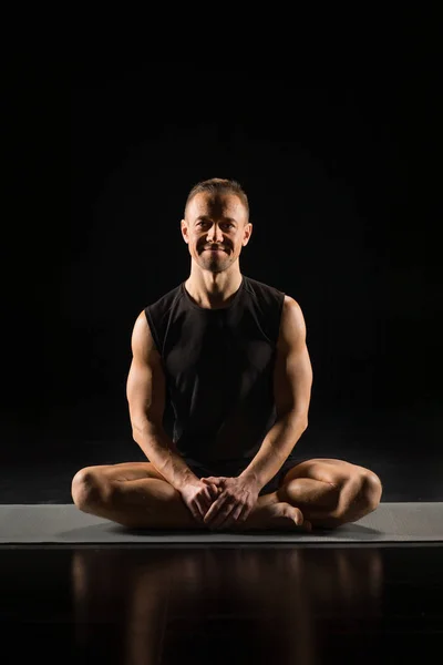 Man sitting in lotus position — Stock Photo, Image