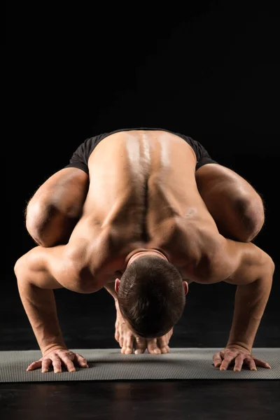 Muž, který stojí v pozici jóga — Stock fotografie