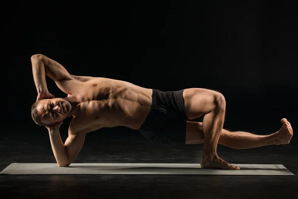 Uomo in piedi in posizione yoga — Foto Stock