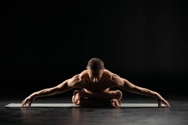 Man sitting in lotus position — Stock Photo, Image