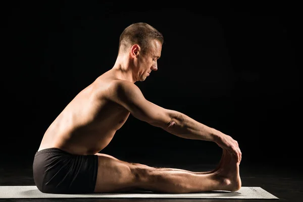 Man zittend in yoga positie — Stockfoto