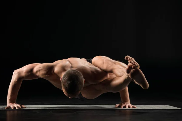 Hombre de pie en posición de yoga — Foto de Stock