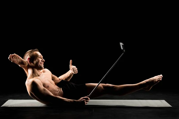 Homem de ioga tomando selfie — Fotografia de Stock