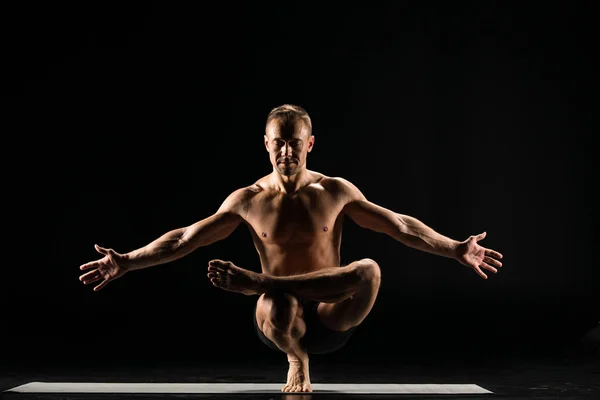 Az ember áll a jóga pozíció — Stock Fotó