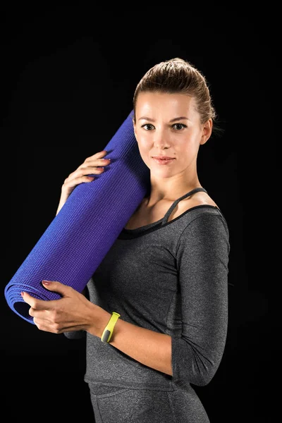 Idrottskvinna holding yogamatta — Stockfoto