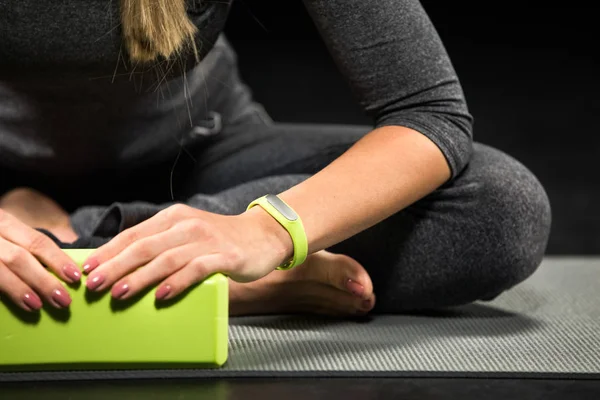 Idrottskvinna träning med yoga block — Stockfoto
