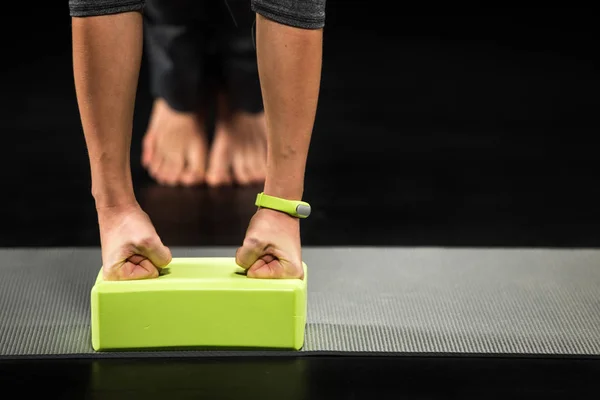 Sportvrouw doen plank oefening — Stockfoto