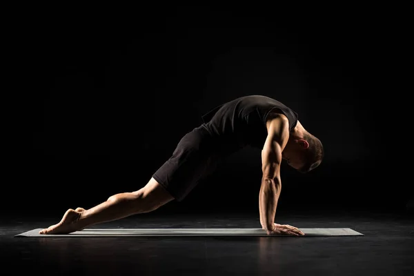 Uomo in piedi in posizione yoga — Foto Stock