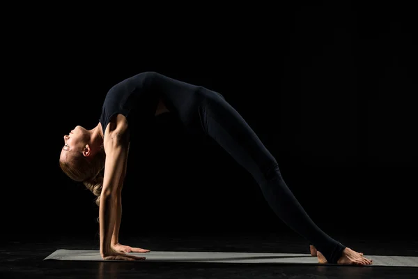 Donna in piedi in posizione yoga — Foto Stock