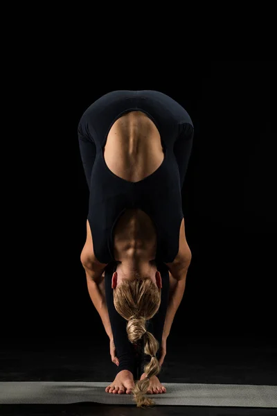 Mujer de pie en posición de yoga — Foto de Stock