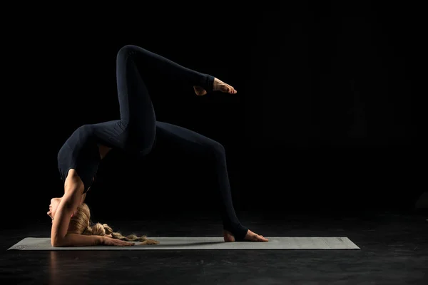 Kvinde stående i yoga position - Stock-foto
