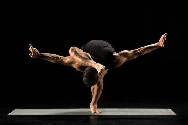 Mann steht in Yoga-Stellung — Stockfoto