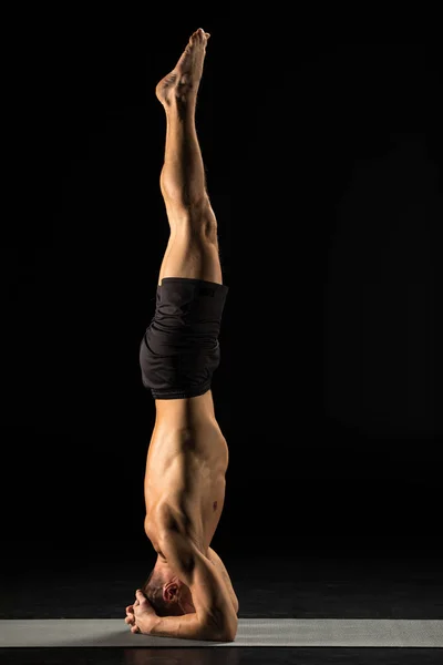 Hombre de pie en posición de yoga — Foto de Stock