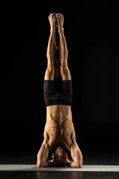 Hombre de pie en posición de yoga — Foto de Stock