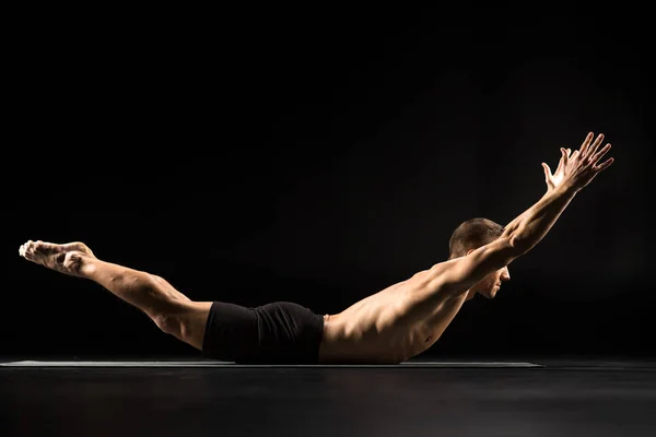Uomo sdraiato in posizione yoga — Foto Stock