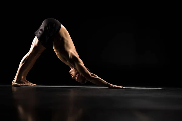 Uomo in piedi in posizione yoga — Foto Stock