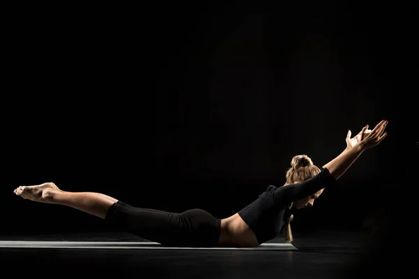 Vrouw liggend in yoga positie — Stockfoto