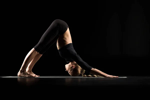 Mujer de pie en posición de yoga — Foto de Stock