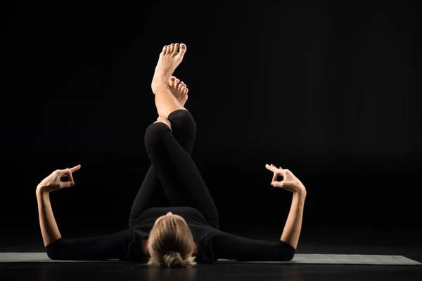 Mujer mintiendo y meditando — Foto de Stock