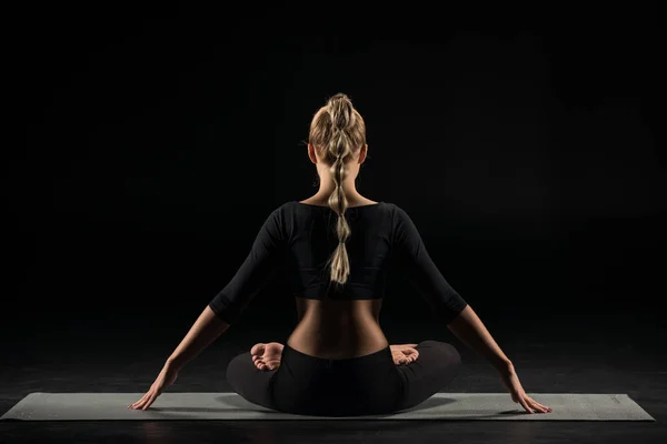 Woman sitting in lotus position — Stock Photo, Image