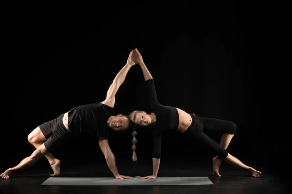 Pareja realizando acroyoga — Foto de Stock