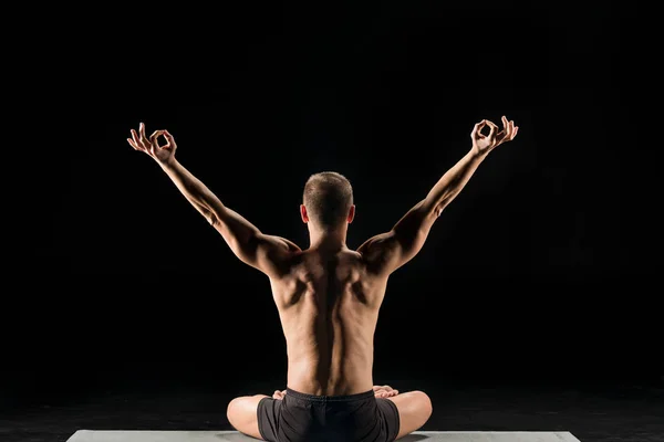 Hombre sentado y meditando — Foto de Stock