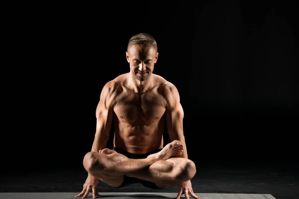 Hombre sentado en posición de yoga Fotos de stock