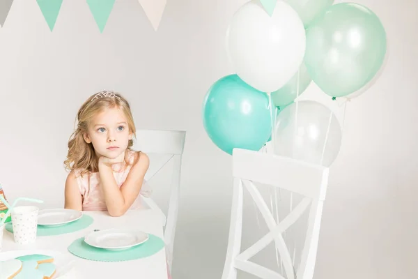 Adorable chica en mesa de cumpleaños — Foto de Stock