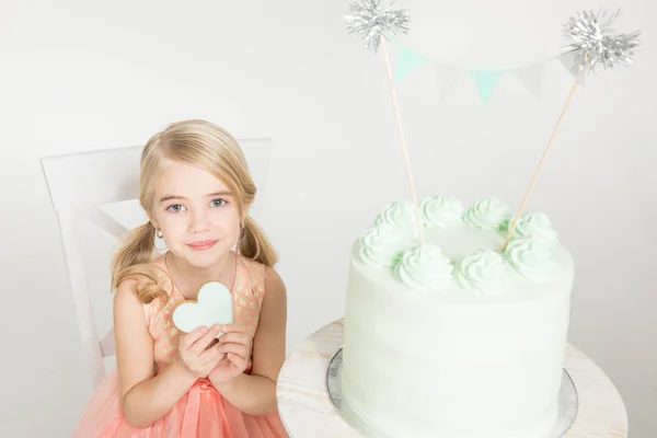 Hermosa niña cerca de pastel de cumpleaños — Foto de Stock