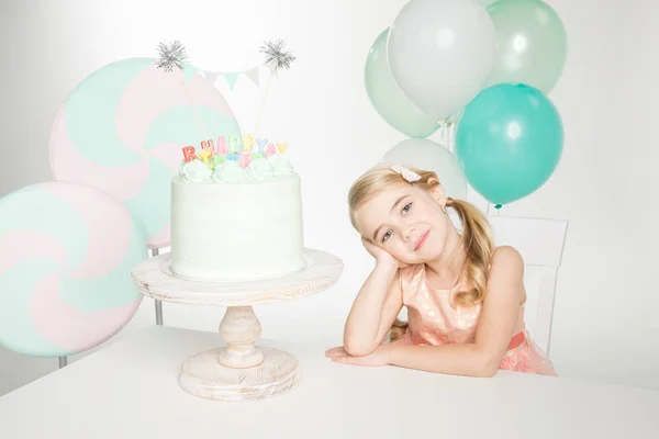 Menina com bolo de aniversário — Fotografia de Stock