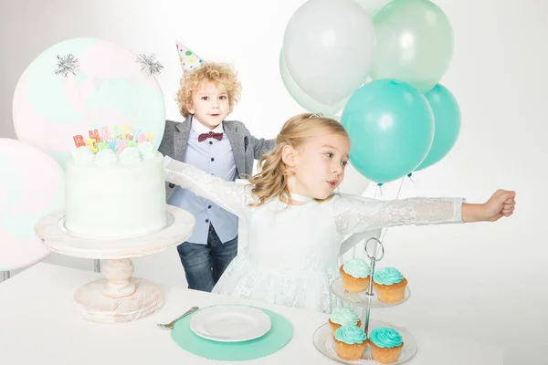 Niños celebrando cumpleaños — Foto de Stock