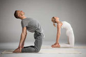 Paar steht in Yoga-Pose  