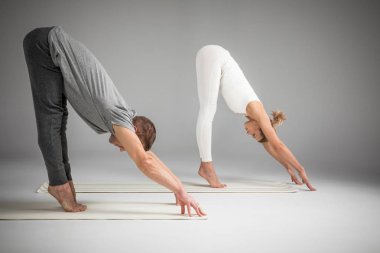 Yoga yapan çift