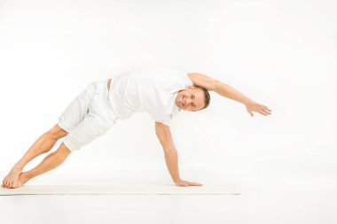 Yoga yapan adam.