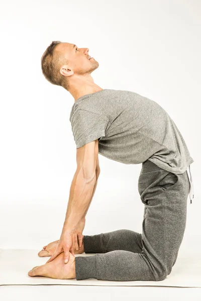 Hombre de pie en pose de yoga —  Fotos de Stock