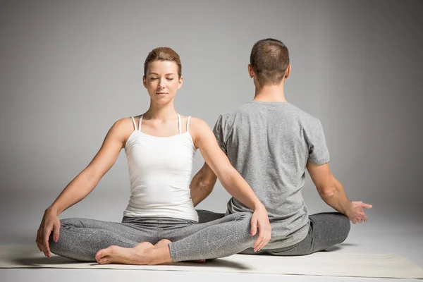 Couple sitting in lotus position — Stock Photo, Image