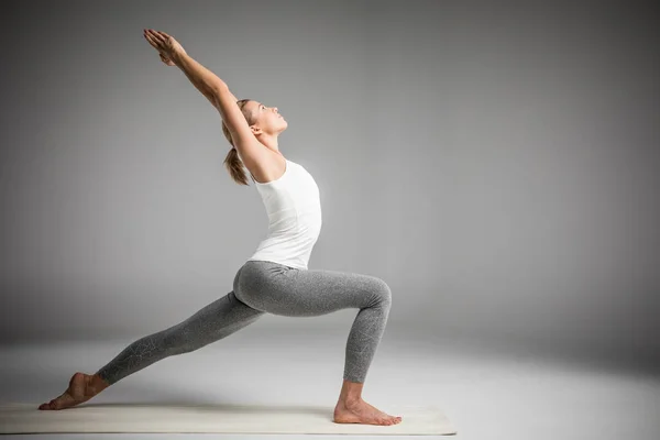 Mujer de pie en posición de yoga —  Fotos de Stock