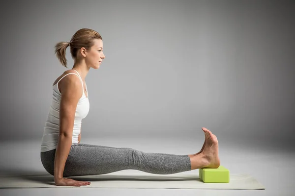 Kvinna utövar yoga — Stockfoto