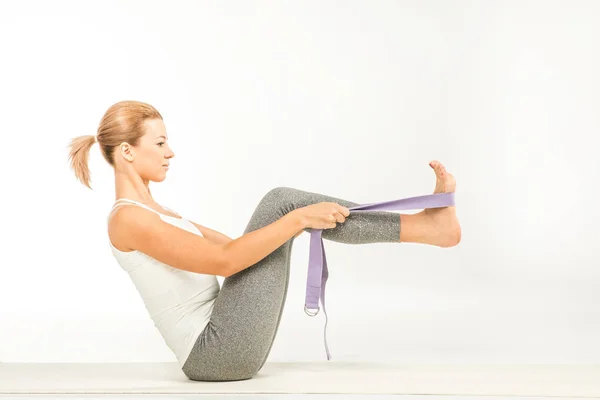 Mujer practicando yoga con correa —  Fotos de Stock