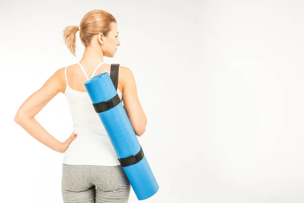 Sportswoman holding yoga mat — Stock Photo, Image