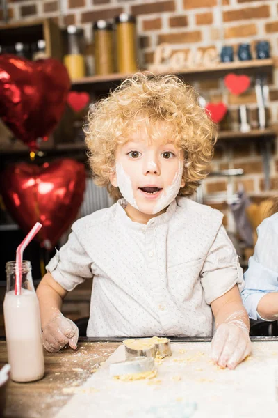 Ragazzo che fa biscotti — Foto Stock