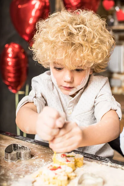 Boy icing cookies — Stock Photo, Image